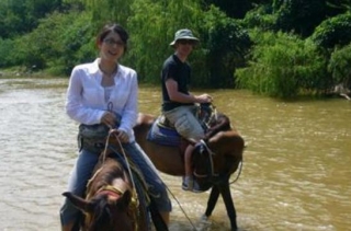 Cruzar el rio a caballo